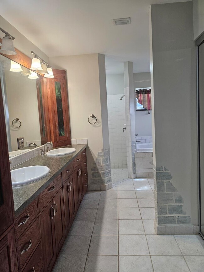 Building Photo - 5220 Rosen Blvd