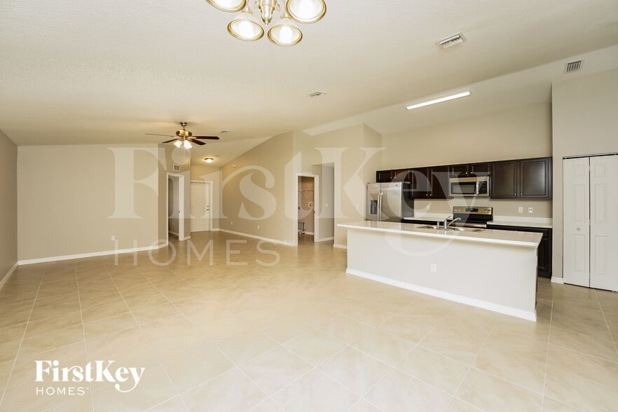 Building Photo - 2450 SW Madiera St