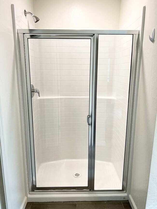 Building Photo - 3/2.5 In North Clovis Near Buchanan High School