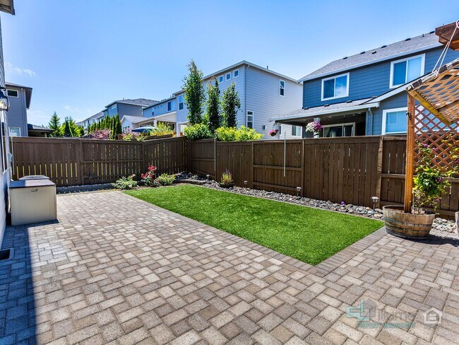 Building Photo - Spacious 4 Bedroom Home with Solar Power Near Cooper Mountain Nature Park