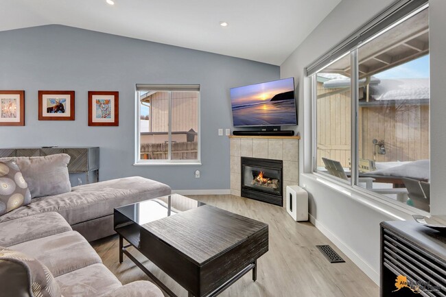 Building Photo - Fully Furnished Three Bedroom Executive Re...