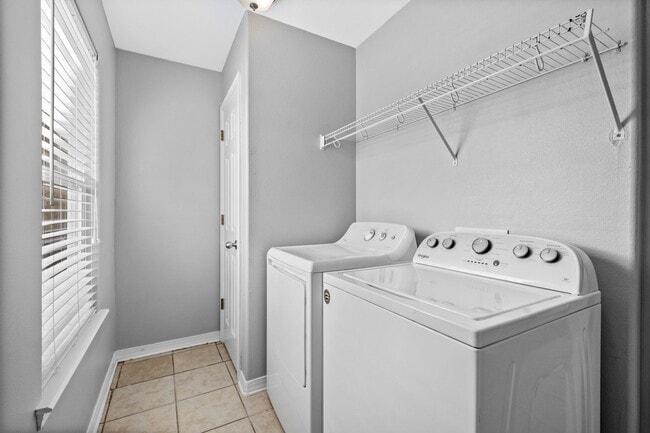 Building Photo - Beautiful Spacious Home w/ Community Clubhouse and Pool!