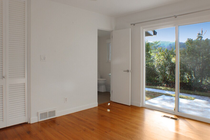 Building Photo - 21 Woodbury Rd