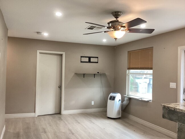 Building Photo - 1222 W Saginaw Way