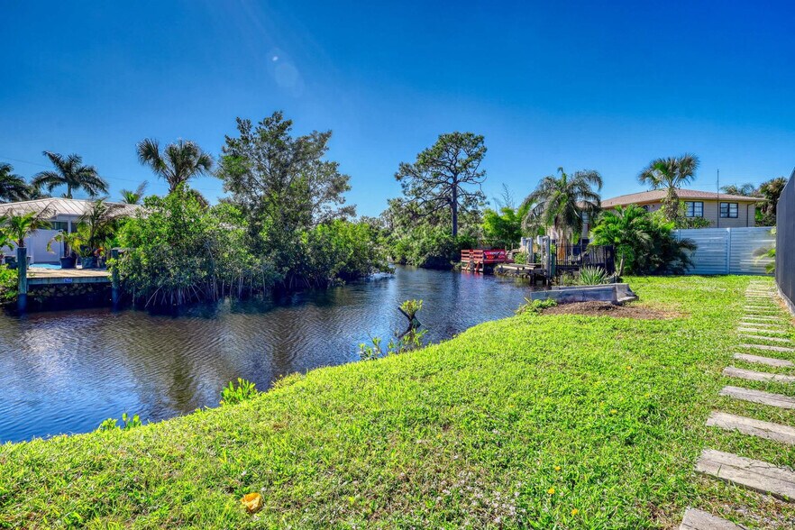 Building Photo - 106 Playmore Dr