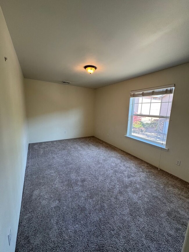 Building Photo - 3 Bedroom 2.5 Bath in Four Seasons HOA