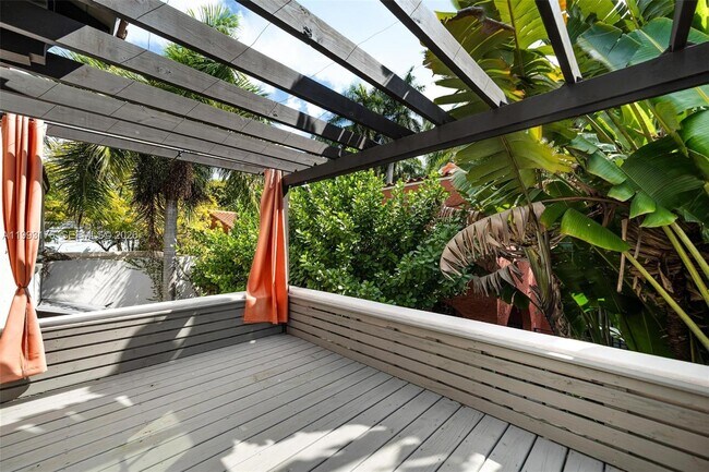 Building Photo - 447 Giralda Ave