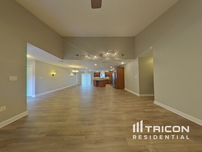 Building Photo - 664 Channing Dr
