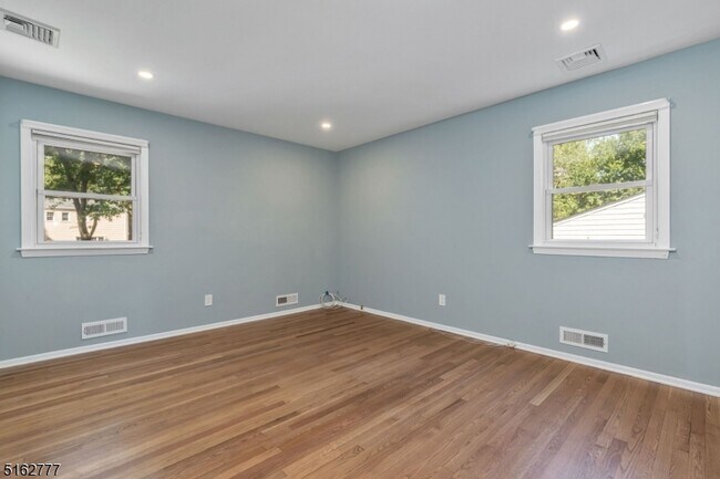 Building Photo - 27 Glenbrook Rd