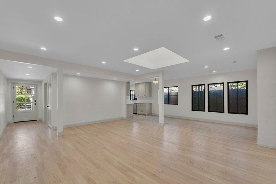 Building Photo - 4316 Bellaire Ave