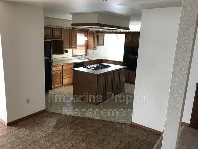 Building Photo - 936 Caribou Dr W