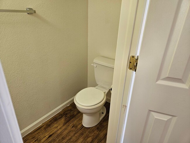 Building Photo - Adorable 2 bedroom townhome Available ASAP!