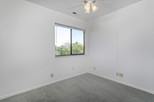 Building Photo - 4 Bedroom Home in West Redding