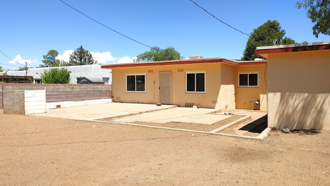 Building Photo - Charming 2 Bedroom House in the SE!