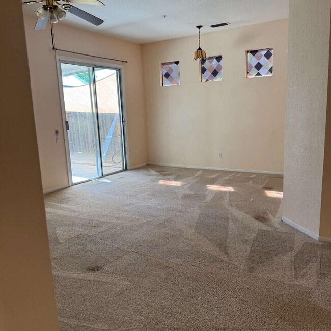 Building Photo - Great location near park and shopping