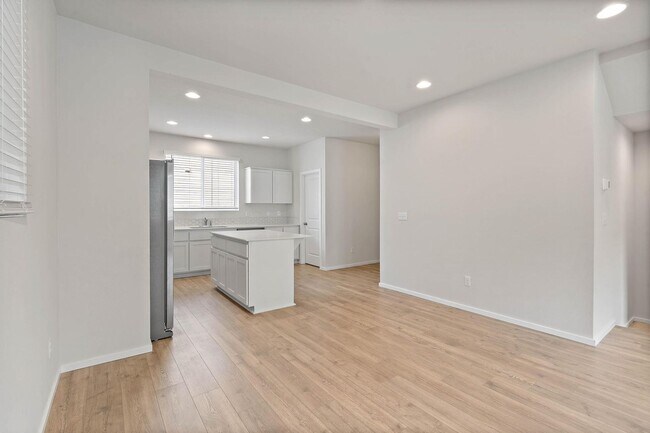 Building Photo - $1K move-in special! Sparkling clean newer 4-bdrm/3.5-bath townhome. 2-car garage, near Forest Park