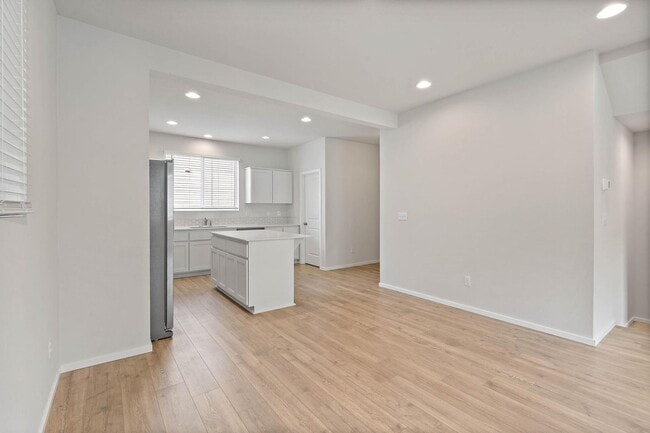 Building Photo - Sparkling clean newer 4-bdrm/3.5-bath townhome. 2-car garage, near Forest Park, $500 move-in special