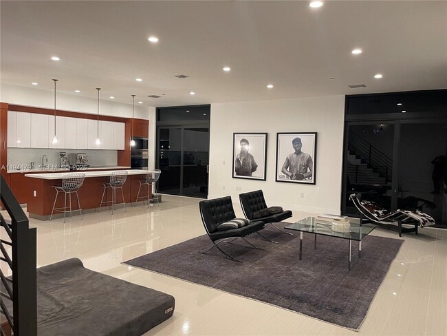 Building Photo - 909 NE 16th Terrace