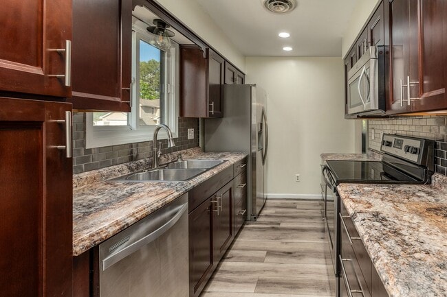 Building Photo - Newly Renovated and Ready to Move in.