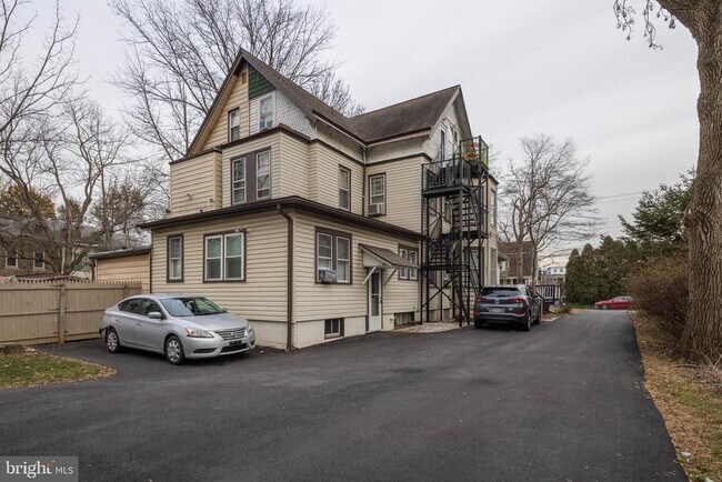 Building Photo - 220 S Scott Ave