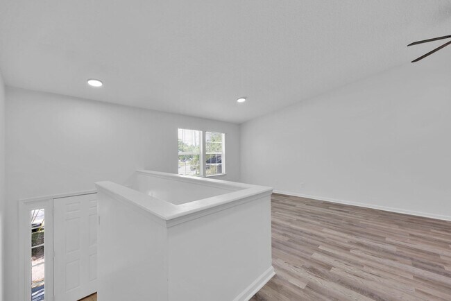Building Photo - NEWLY RENOVATED 3 BEDROOM 2.5 BATHS TOWNHO...