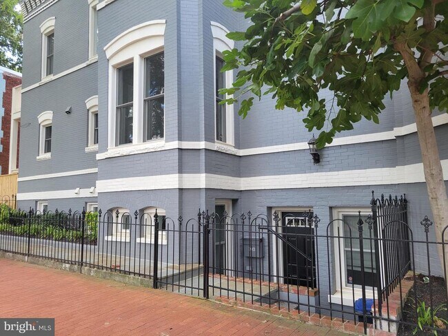 Building Photo - 623 6th St NE