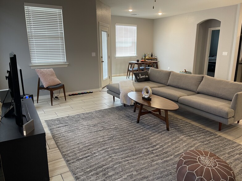 Building Photo - 4704 Marisabel Azcarate St