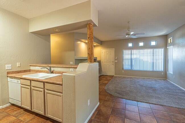 Building Photo - Spacious 2 Bed / 2 Bath Condo in Prime Cha...