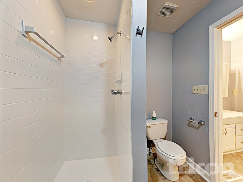 Building Photo - 5171 Salem Dr