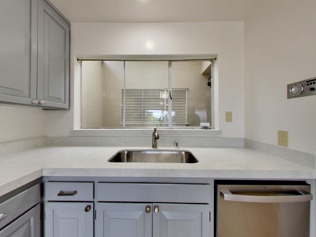 Building Photo - 4BR Home with Jaw-Dropping Views, Garage, ...