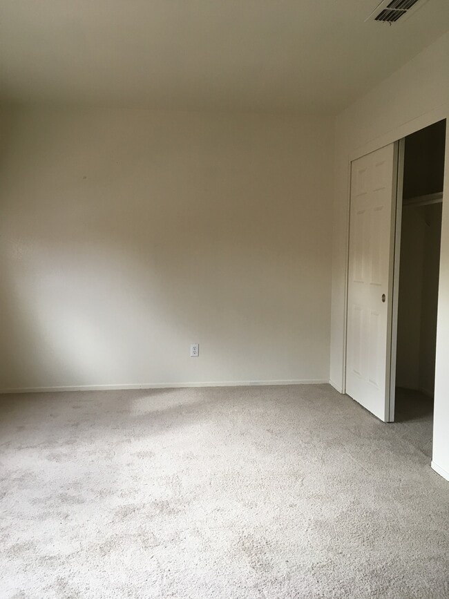 Building Photo - Spacious Two-Story Home  4 bedrooms, 3 bat...
