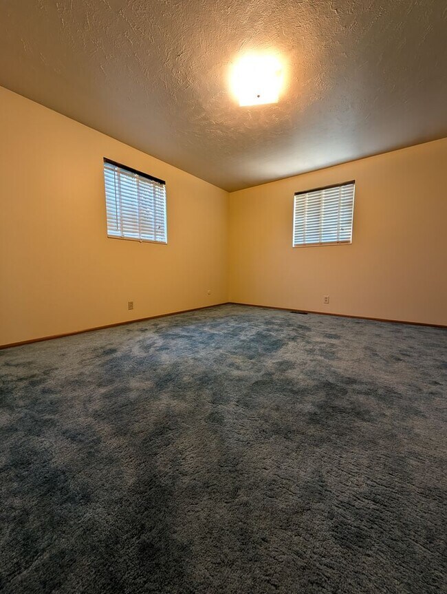 Building Photo - 675 University Dr