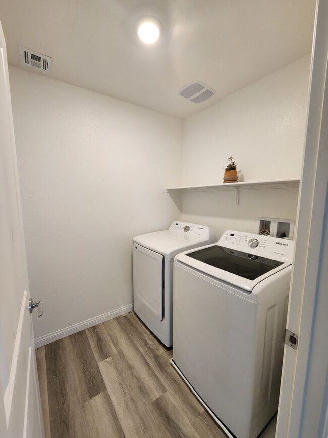 Building Photo - Modern Comfort Meets Vegas Vibes! – Utilit...