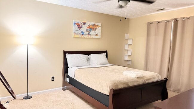 Building Photo - 6010 Lakeside Manor Ave