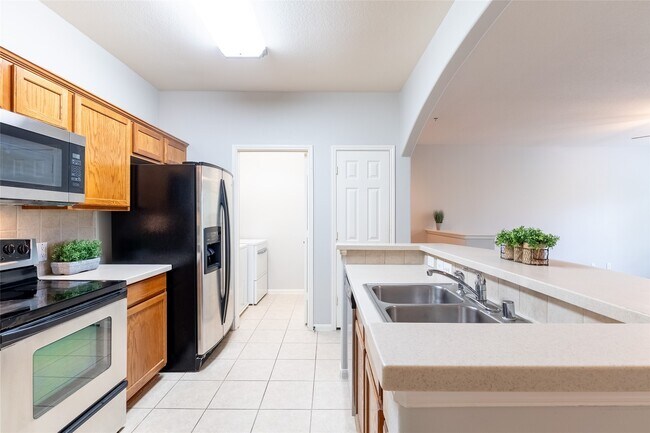 Building Photo - 6607 Lake Woodlands Dr