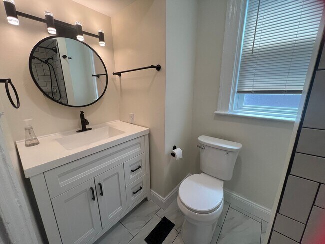 Building Photo - Beautiful 3 Bed/1 Bath in Pittsburgh's Lawrenceville Neighborhood - Prime Location!! - Available ...
