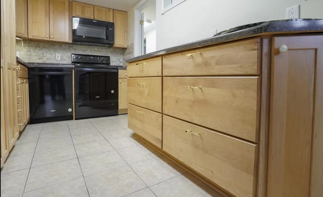 Building Photo - 3 Bedroom, 2 Bathroom Condo in Downtown!