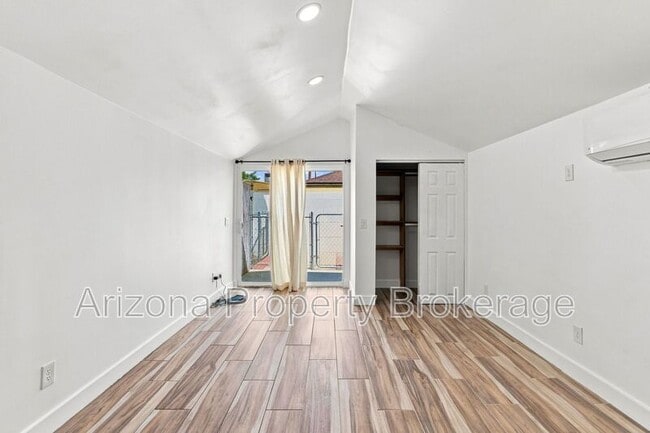 Building Photo - 1128 E Almeria Rd