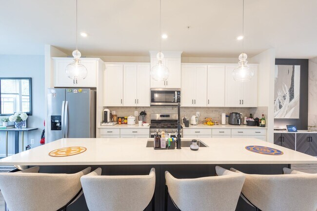 Building Photo - Stunning 3 BR/2 Full BA & 2 Half BA Townho...
