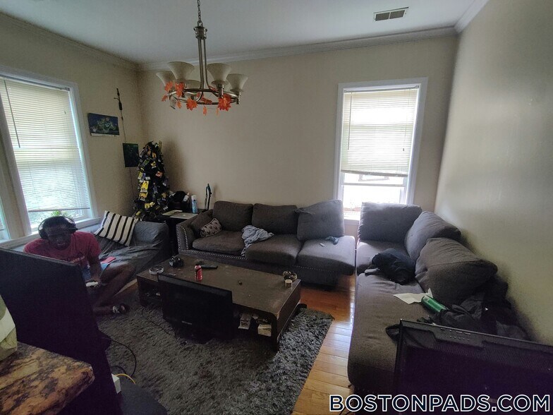 Building Photo - 30 Circuit St