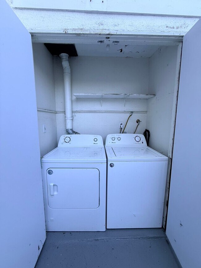 Building Photo - Spacious 3 bedroom 2 bath townhome with 2 car garage in Costa Mesa.