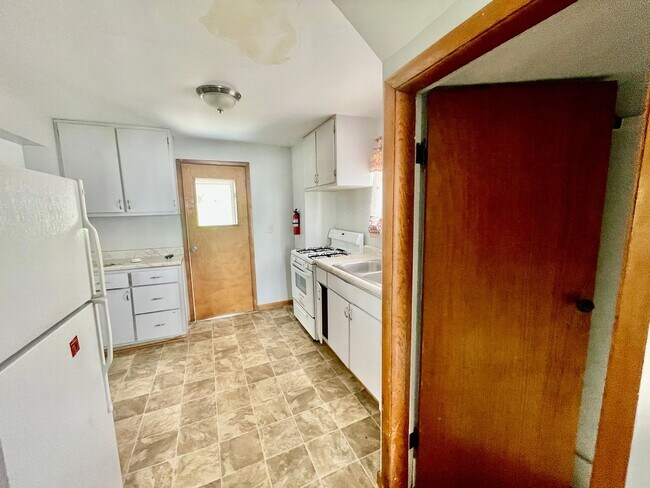 Building Photo - Coraopolis 3 Bedroom, 2 Bath House with De...