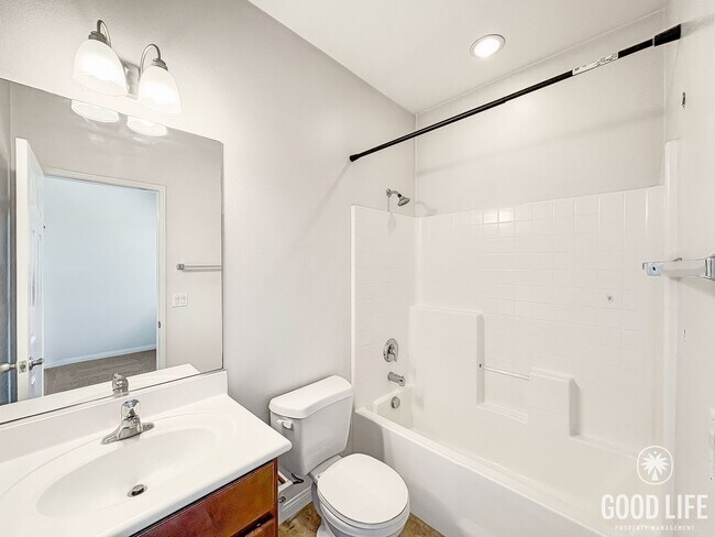 Building Photo - Beautiful 3B/3BA Townhome in Gated Communi...