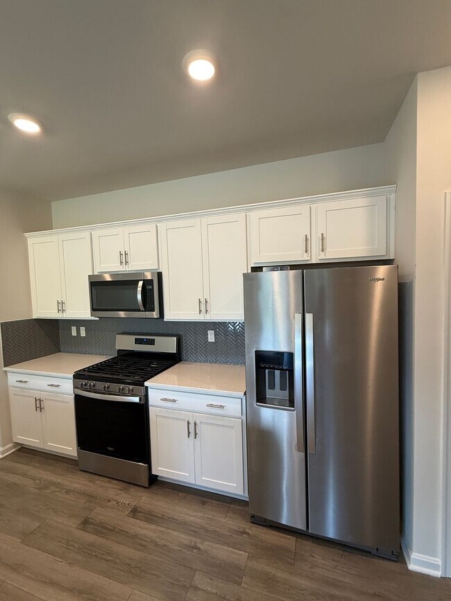Building Photo - Beautiful 4BR Home with Garage & Modern Kitchen in Greenway Farms