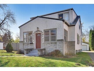 Building Photo - Amazing 5 bedroom 2 bath House!