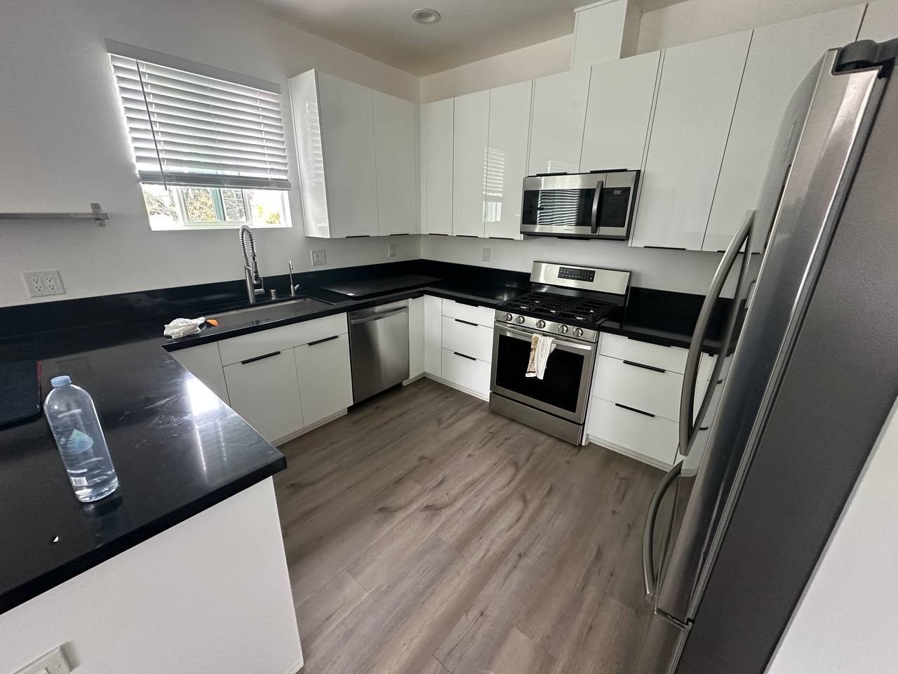 Building Photo - 15122 Burbank Blvd