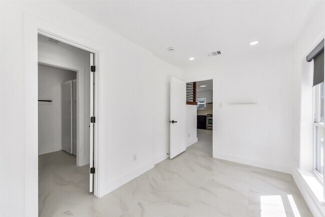 Building Photo - 1813 Crockett St