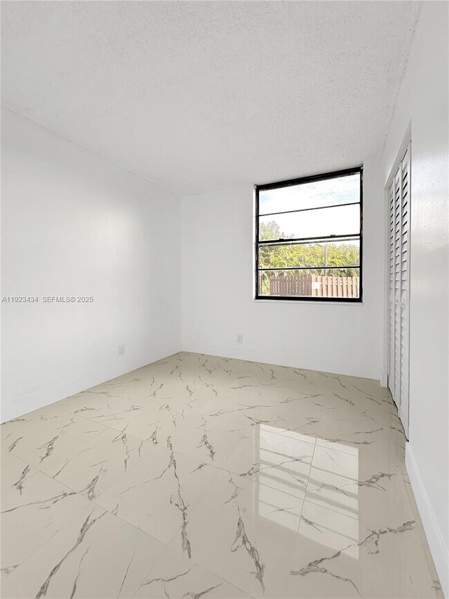 Building Photo - 211 Lake Pointe Dr