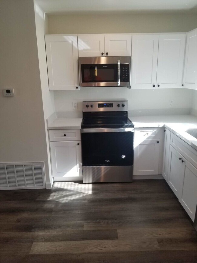 Building Photo - FANTASTIC FIRST FLOOR 2 BEDROOMS AND 1 BATHROOM PLUS PRIVATE BACKYARD