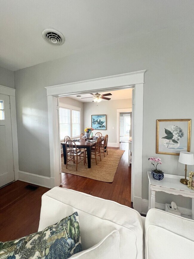 Building Photo - Beautiful 2 Bedroom home one block from ECU!